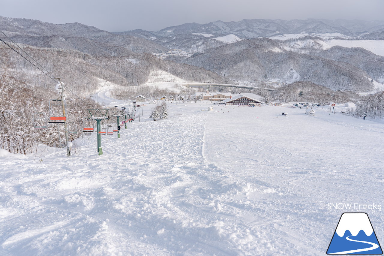 かもい岳国際スキー場｜道央自動車道・砂川スマートICから目と鼻の先。さらっさらのパウダースノーがお待ちかね(^^)v